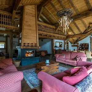 https://la-ferme-au-chateau.hotels-rhonealpes.com